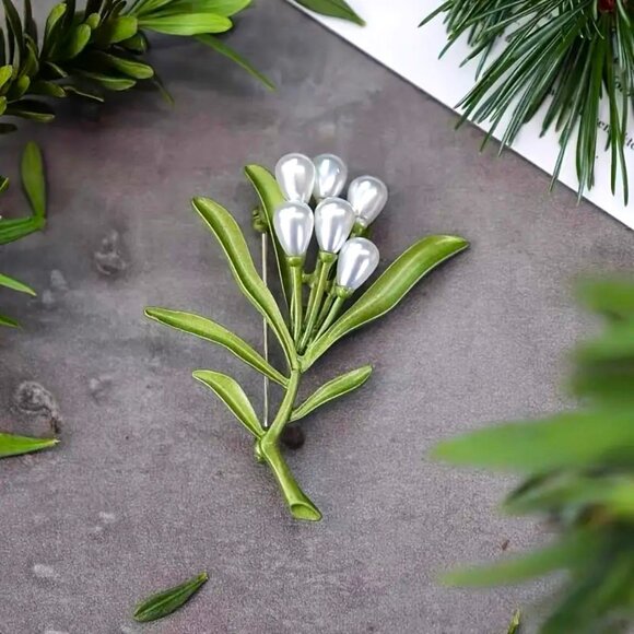 Brooch Pearl Flower Bouquet Pin Stylish Trendy Glam Pretty Fashion Delicate NEW - Picture 2 of 3